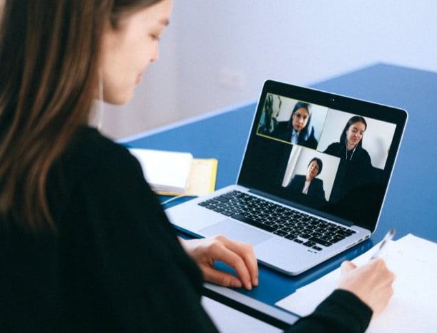 Aprender-cómo-usar-zoom-chica-realizando-videoconferencia-portatil