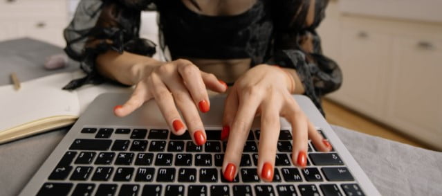 lista-atajos-teclado-ordenador-manos-tecleando